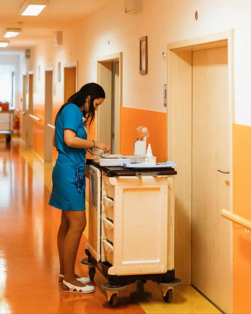 Residencia o cuidadora a domicilio en Madrid